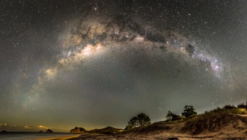 milky way arc in coromandel peninsula 2 image